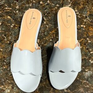 Bandolino Women's Light Gray Scalloped Sandals